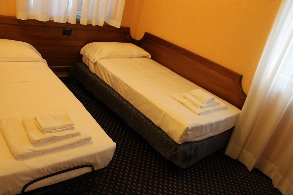 Hotel Don Carlo Брони Экстерьер фото